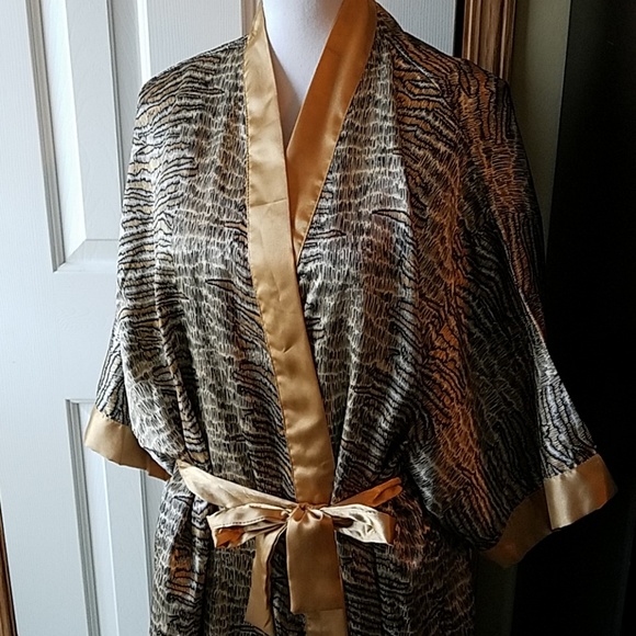 Elegant Nightgown, Robe, and Matching Hanger Set - Picture 2 of 8